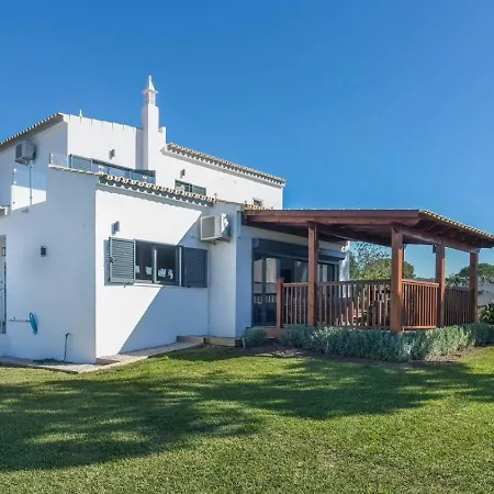 Oasis 4-bedroom Retreat With Pool In Vilamoura