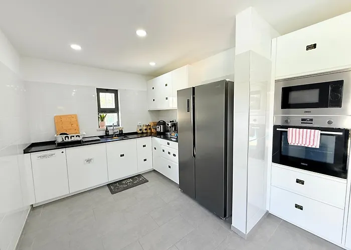 Villa Casa Da Laranjeira- Serene 4bedroom 4bath Pool & Garden Villa, 10 Mins To Vilamoura Marina *
