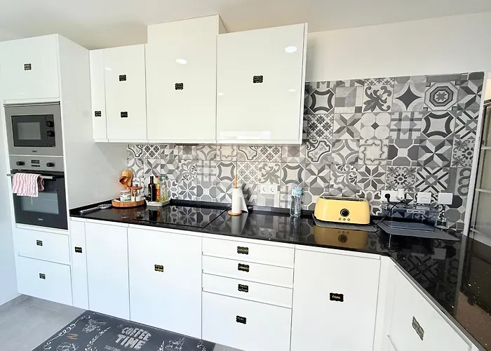 Casa Da Laranjeira- Serene 4bedroom 4bath Pool & Garden Villa, 10 Mins To Vilamoura Marina Villa