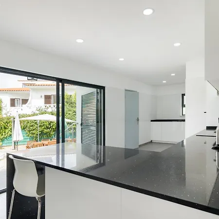 Oasis 4-bedroom Retreat With Pool In Vilamoura *