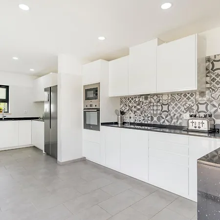 Oasis 4-bedroom Retreat With Pool In Vilamoura Quarteira