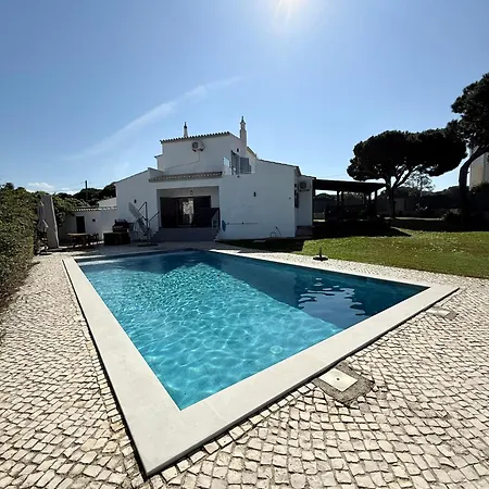Casa Da Laranjeira- Serene 4bedroom 4bath Pool & Garden Villa, 10 Mins To Vilamoura Marina Вилла