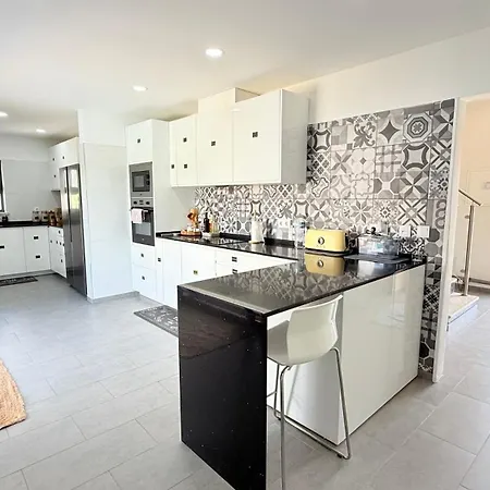 Вилла Casa Da Laranjeira- Serene 4bedroom 4bath Pool & Garden Villa, 10 Mins To Vilamoura Marina