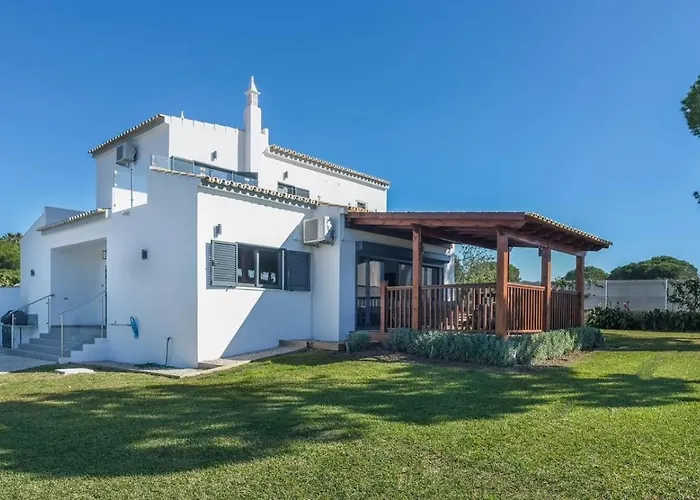 Oasis 4-bedroom Retreat With Pool In Vilamoura