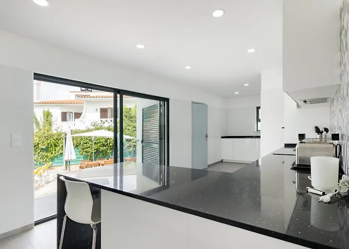Oasis 4-bedroom Retreat With Pool In Vilamoura *