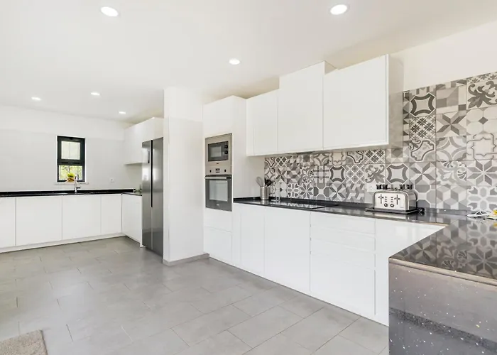 Oasis 4-bedroom Retreat With Pool In Vilamoura 奎特里拉